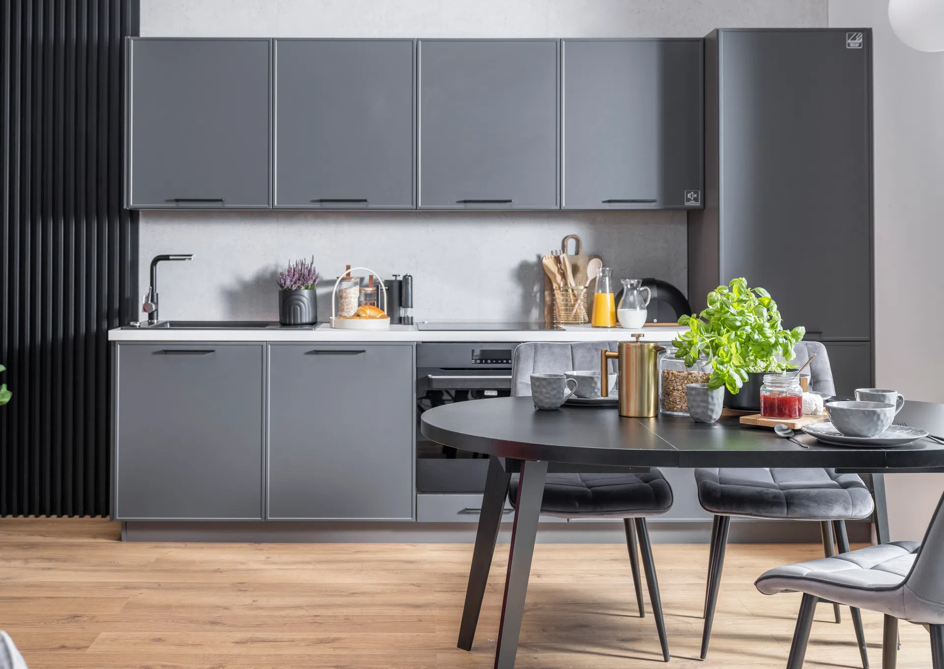 Szara kuchnia z białym blatem