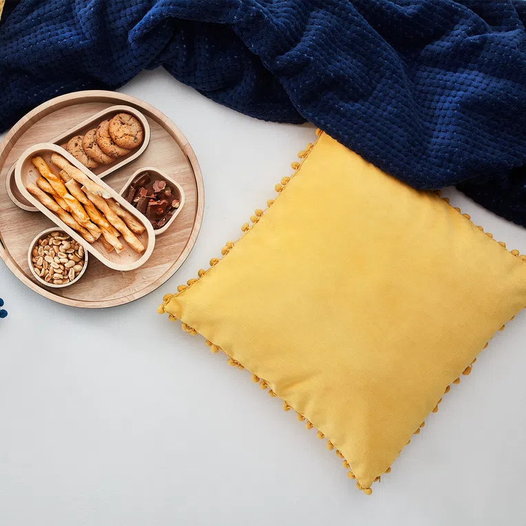 Poszewka ESLOV z pomponami musztardowa 45x45 cm