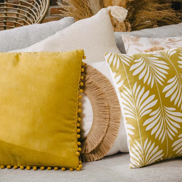 Poszewka ESLOV z pomponami musztardowa 45x45 cm