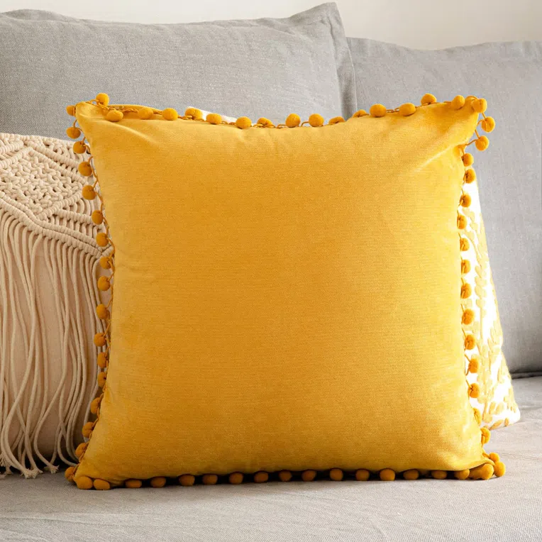 Poszewka ESLOV z pomponami musztardowa 45x45 cm