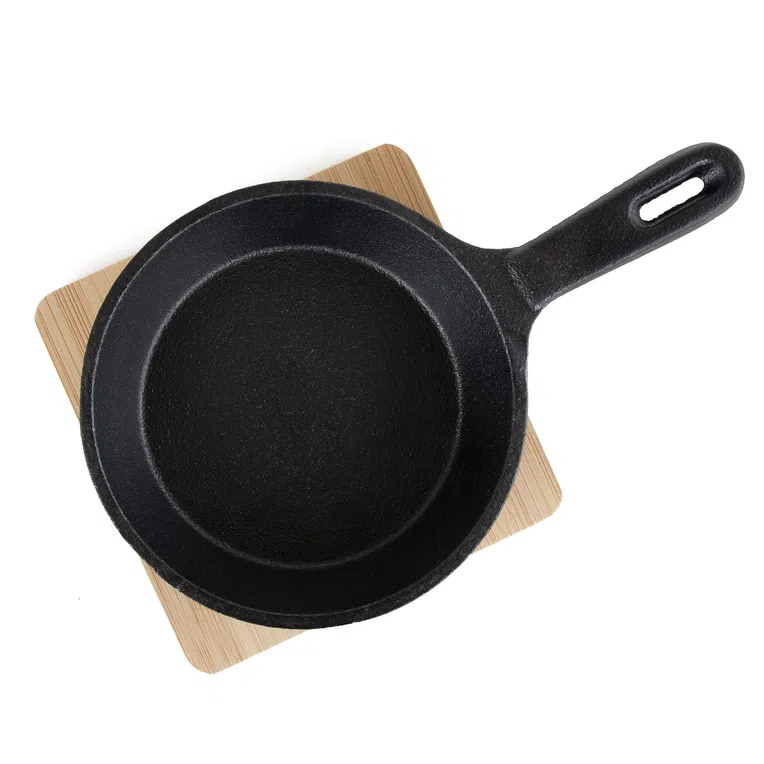 Patelnia ANDREAS żeliwna z bambusową podkładką 21x12 cm