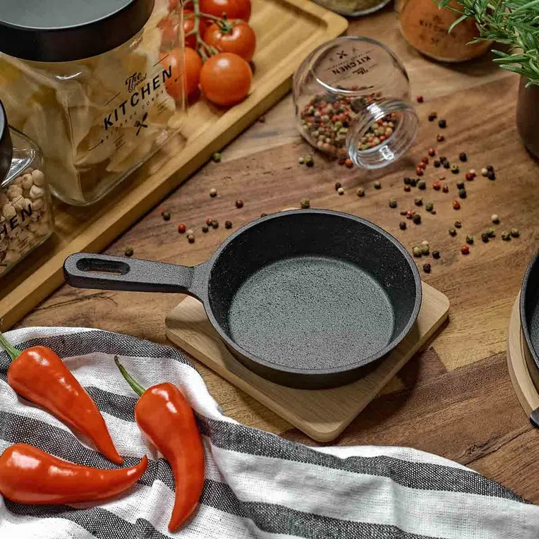 Patelnia ANDREAS żeliwna z bambusową podkładką 21x12 cm