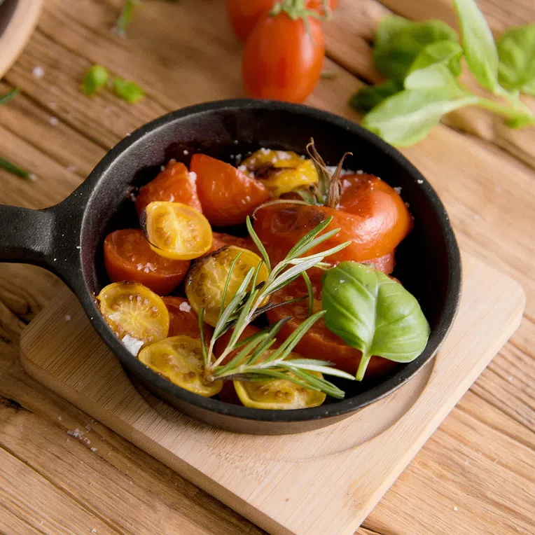 Patelnia ANDREAS żeliwna z bambusową podkładką 21x12 cm