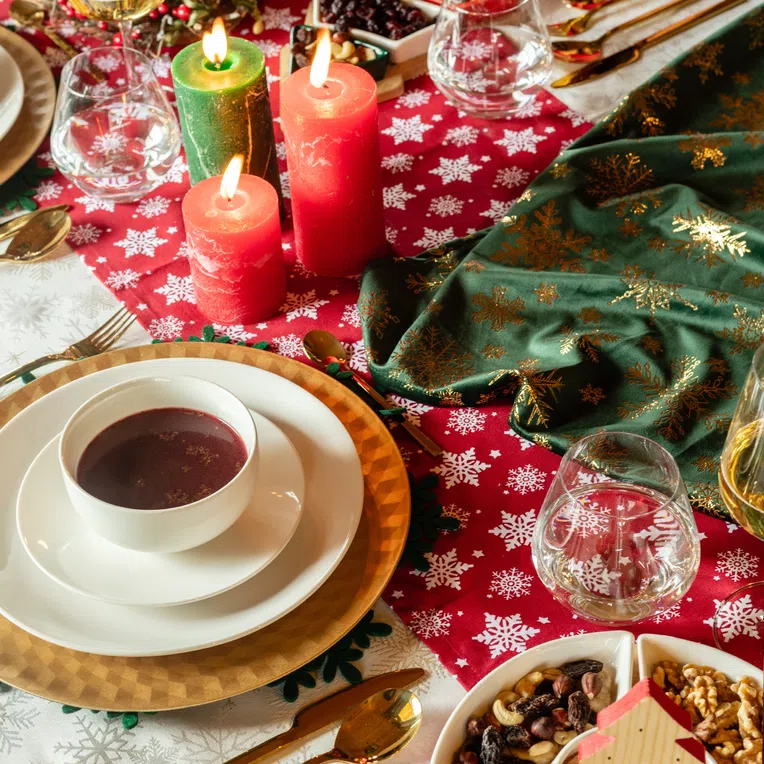 Bieżnik LOHJA w śnieżynki czerwony 40x160 cm