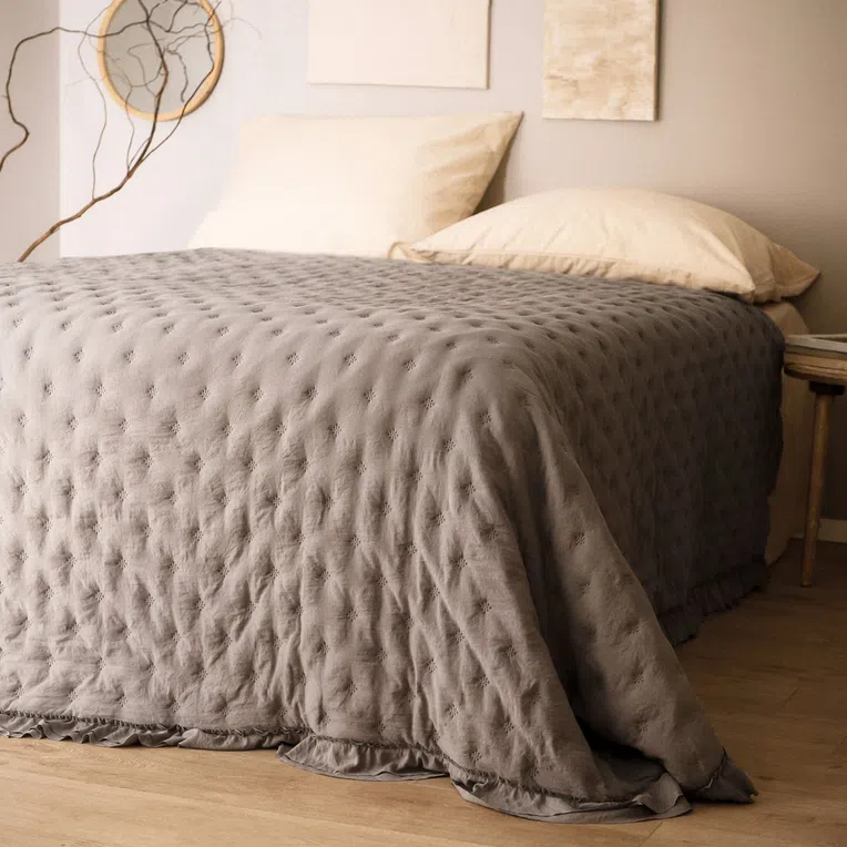 Narzuta TROSA z falbanką szara 200x220 cm