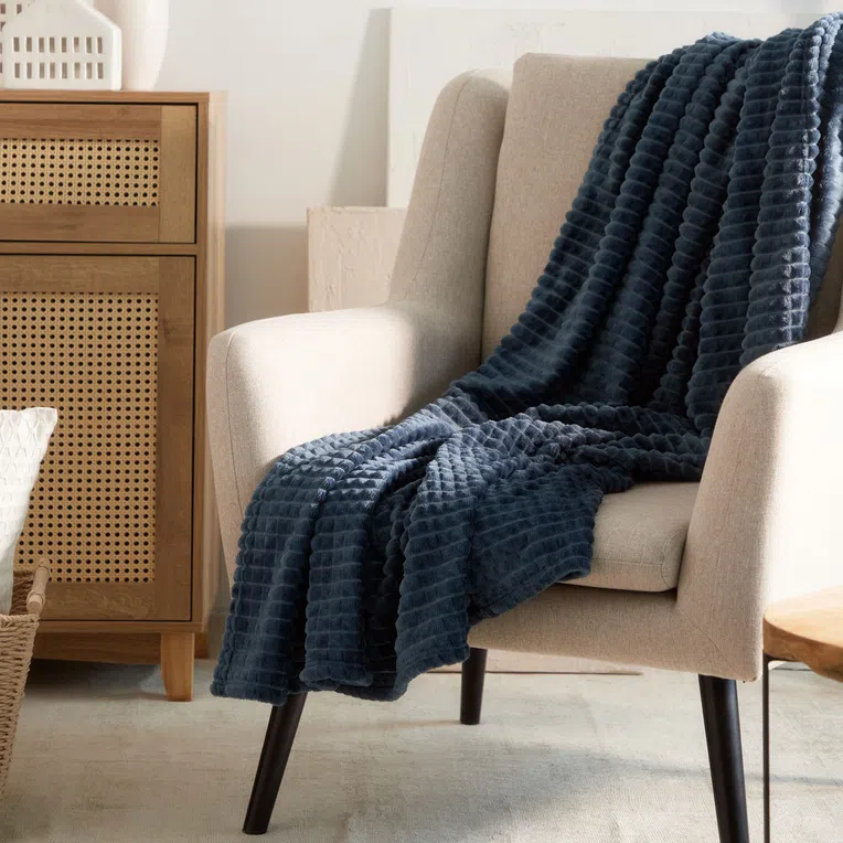 Koc GOFER z wytłoczeniami granatowy 150x200 cm