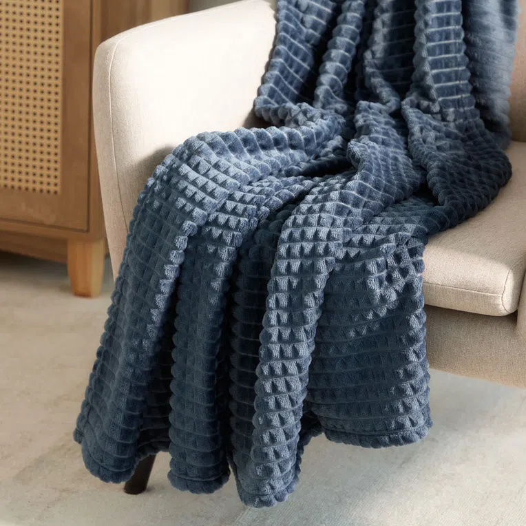 Koc GOFER z wytłoczeniami granatowy 150x200 cm