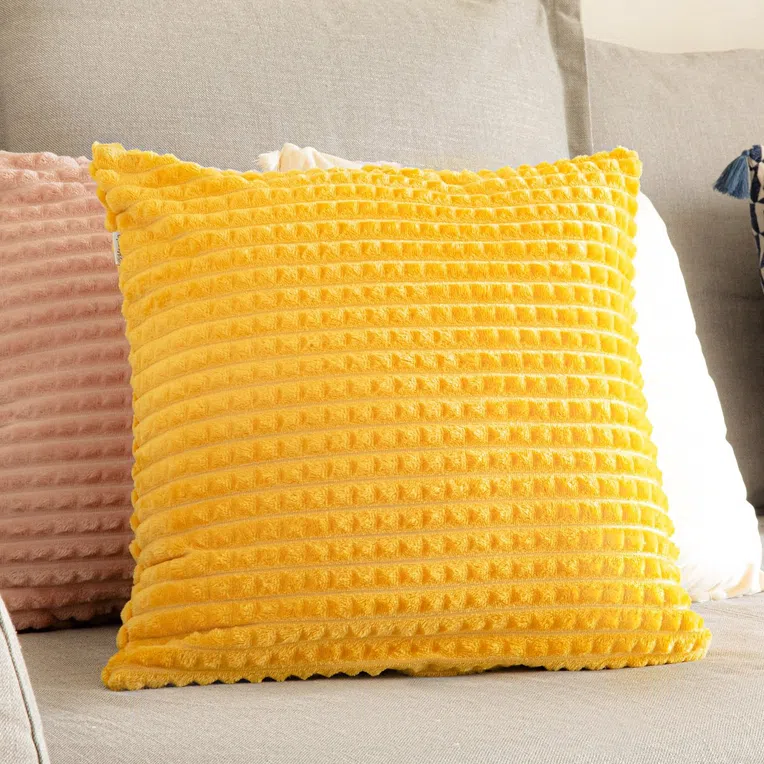 Poszewka GOFER z wytłoczeniami musztardowa 45x45 cm