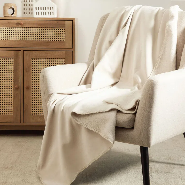 Koc NEW CLUMSY z imitacji króliczego futra beżowy 150x200 cm