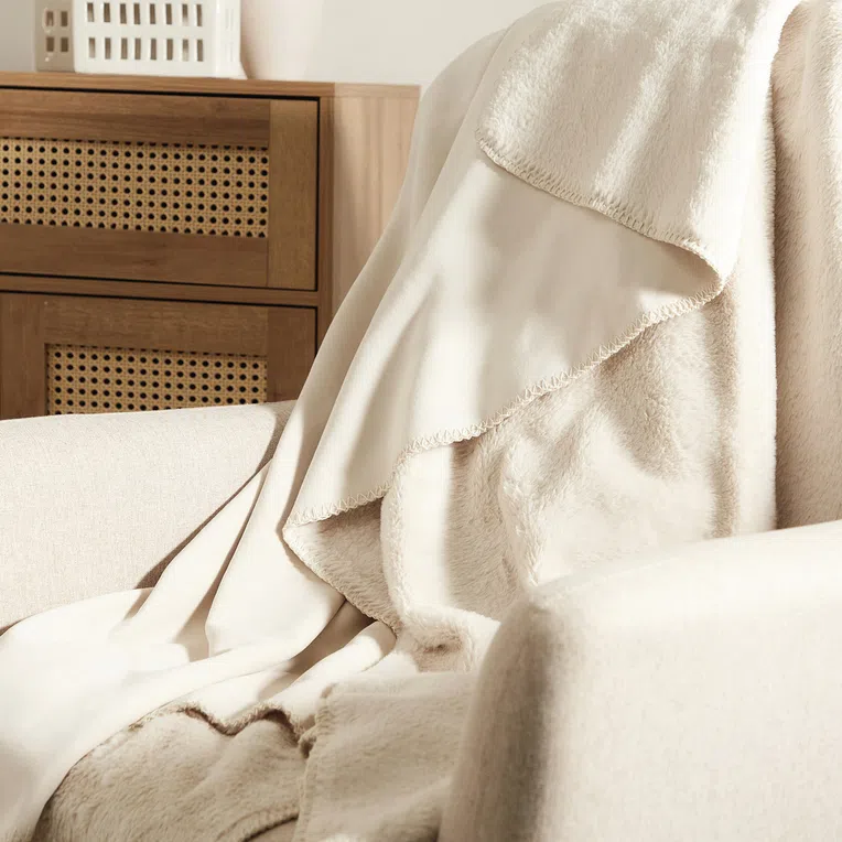 Koc NEW CLUMSY z imitacji króliczego futra beżowy 150x200 cm