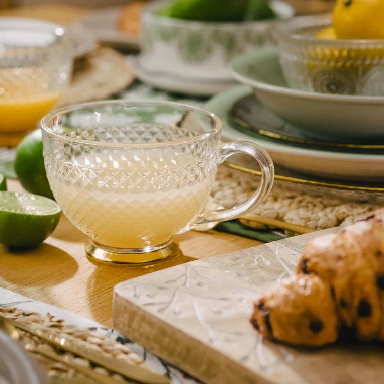 Filiżanka BARREL szklana w kropki ze złota nóżką 0,36 l