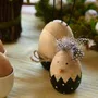 Figurka wielkanocna JINGA kura z piórkiem 5 cm