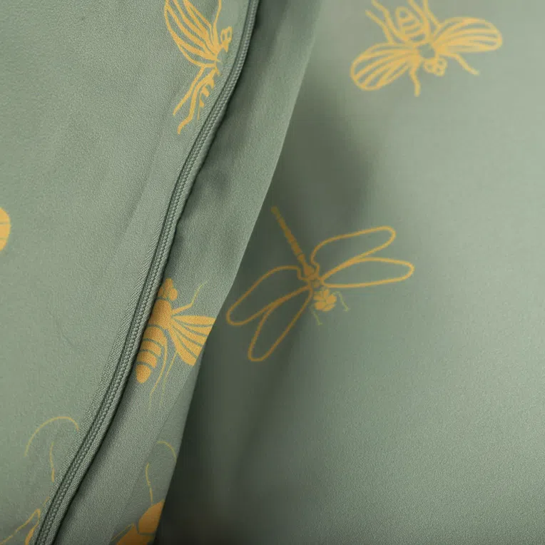 Pościel LURO z mikrofibry oliwkowa w owady 200x220 cm