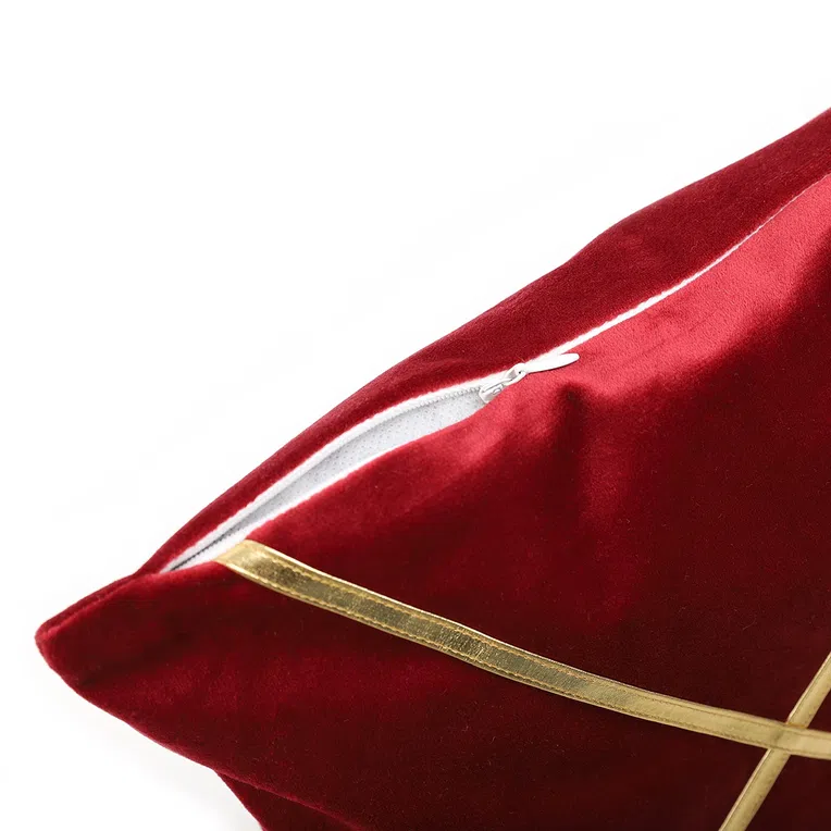 Poszewka GILZA ze złotym paskiem bordowa 45x45 cm