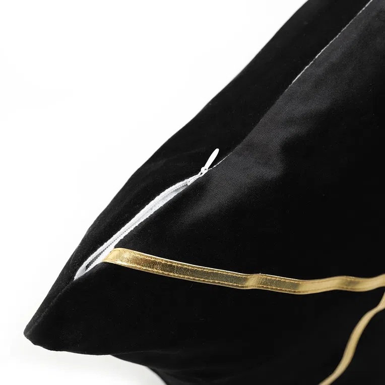 Poszewka GILZA ze złotym paskiem czarna 45x45 cm