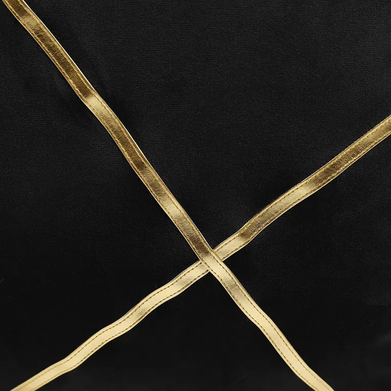 Poszewka GILZA ze złotym paskiem czarna 45x45 cm