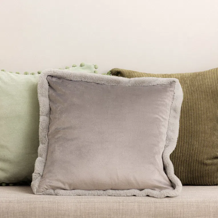 Poszewka DENI welurowa z futrzaną lamówką szara 45x45 cm