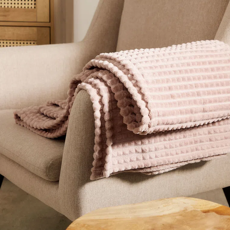 Koc GOFER z wytłoczeniami brudny róż 150x200 cm