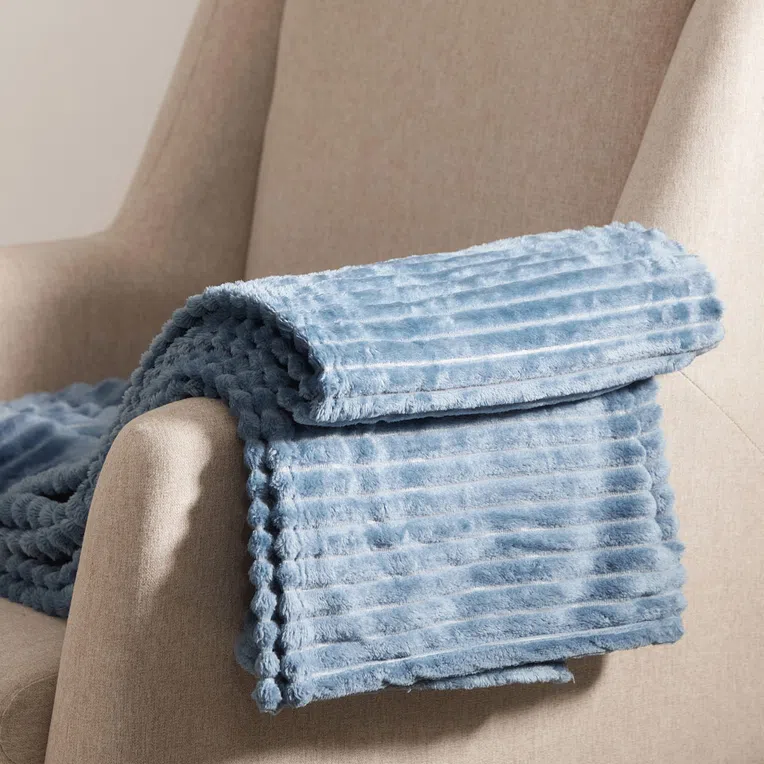 Koc PASK w wytłaczane paski niebieski 150x200 cm