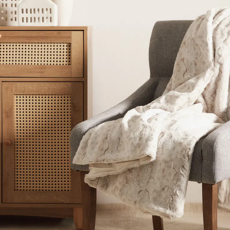 Koc MART z imitacji króliczego futra beżowy 150x200 cm