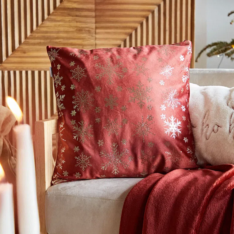 Poszewka TANESI w złote śnieżynki bordowa 45x45 cm