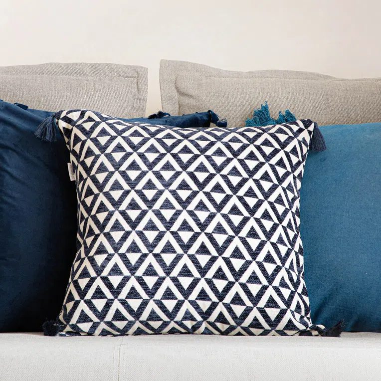 Poszewka ALTARA w romby z frędzlami granatowa 45x45 cm