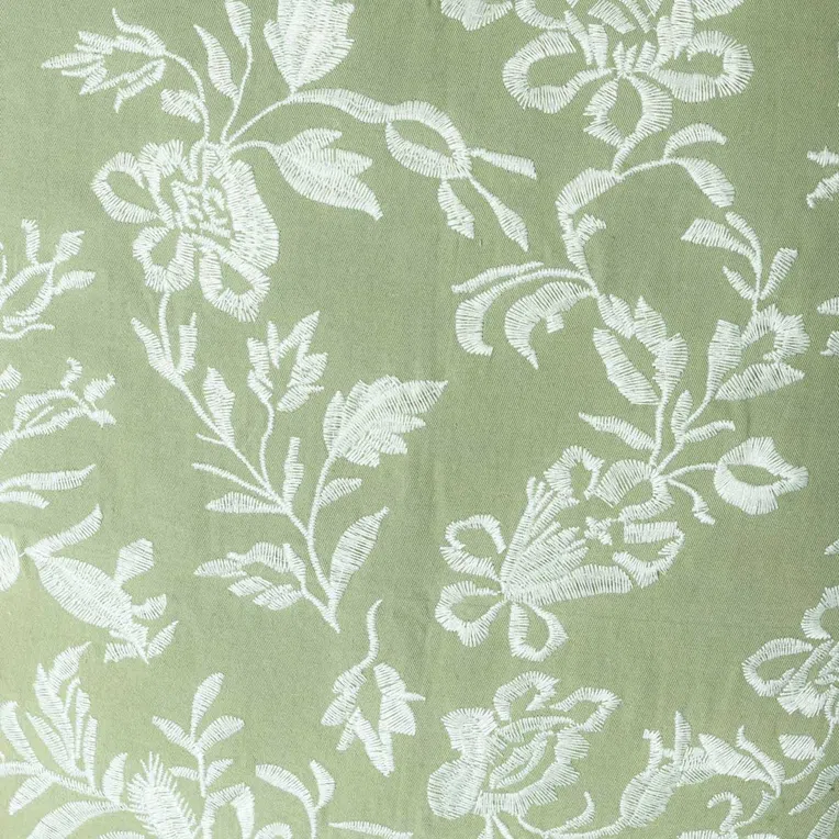 Poszewka TULLY w wyszywane kwiaty z frędzlami oliwkowa 45x45 cm