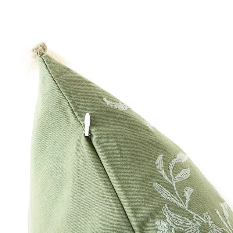 Poszewka TULLY w wyszywane kwiaty z frędzlami oliwkowa 45x45 cm