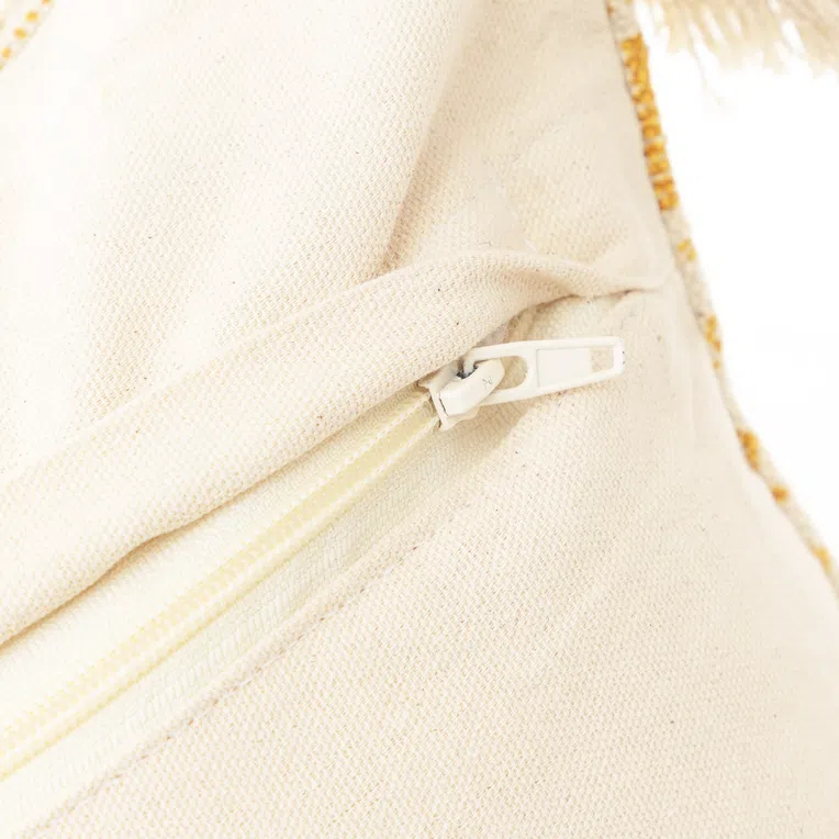 Poszewka BIRAN z frędzlami w musztardowe szlaczki 45x45 cm