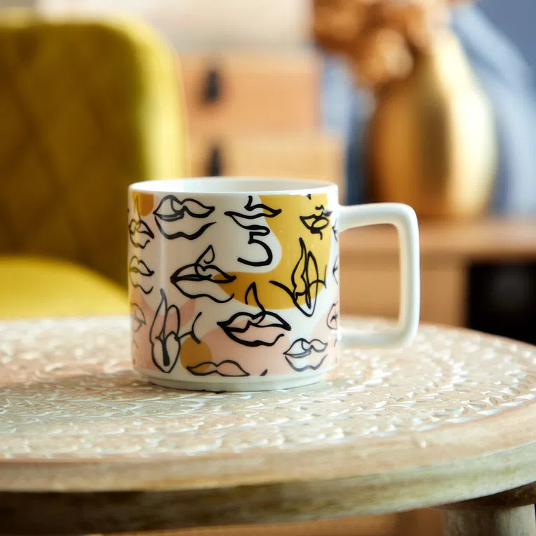 Kubek SARINA beżowe usta 0,4 l