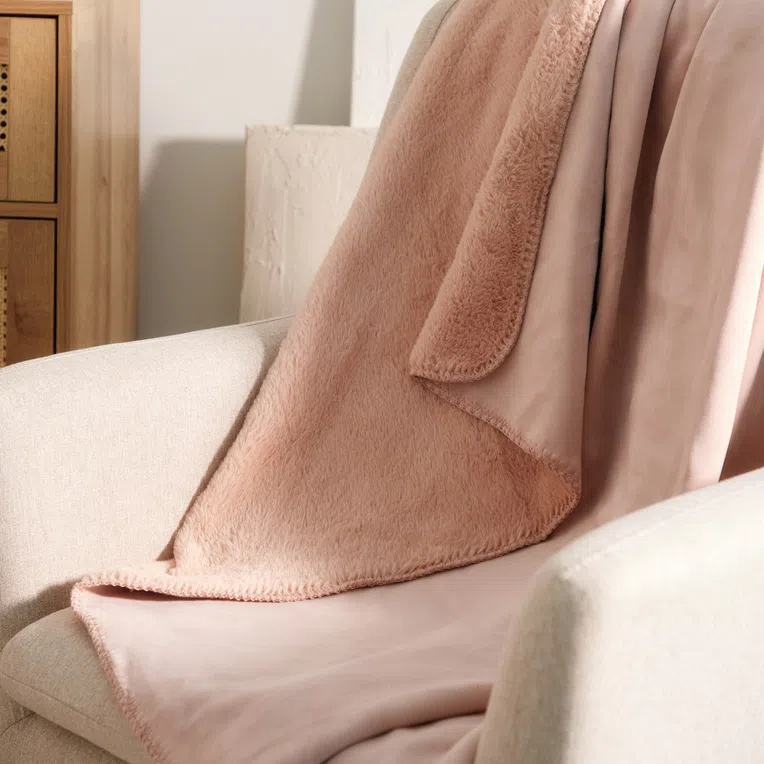 Koc NEW CLUMSY z imitacji króliczego futra różowy 150x200 cm