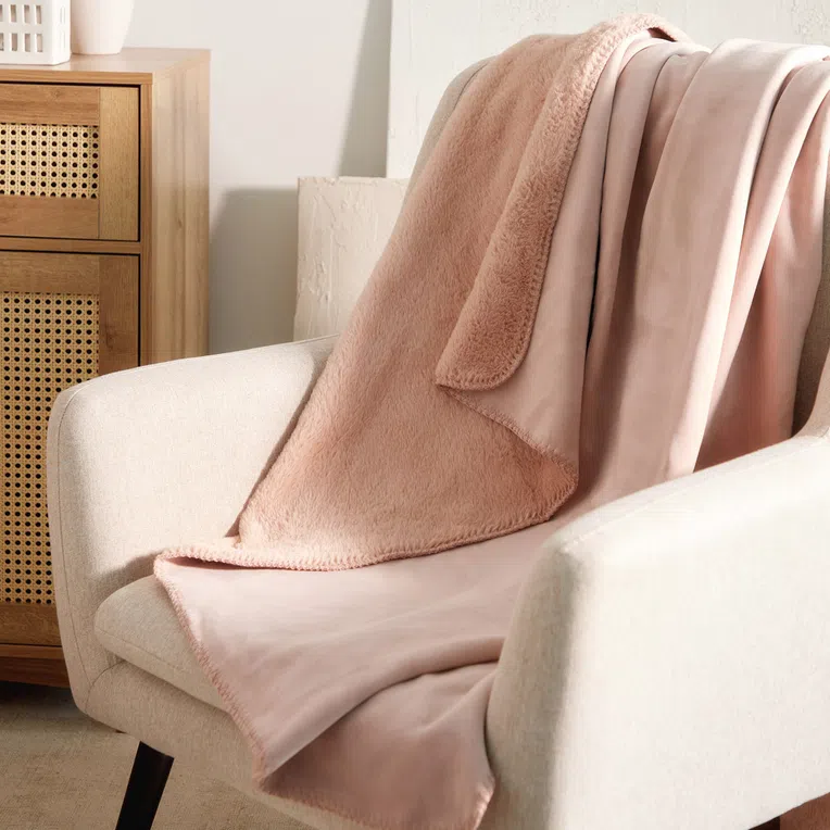 Koc NEW CLUMSY z imitacji króliczego futra różowy 150x200 cm