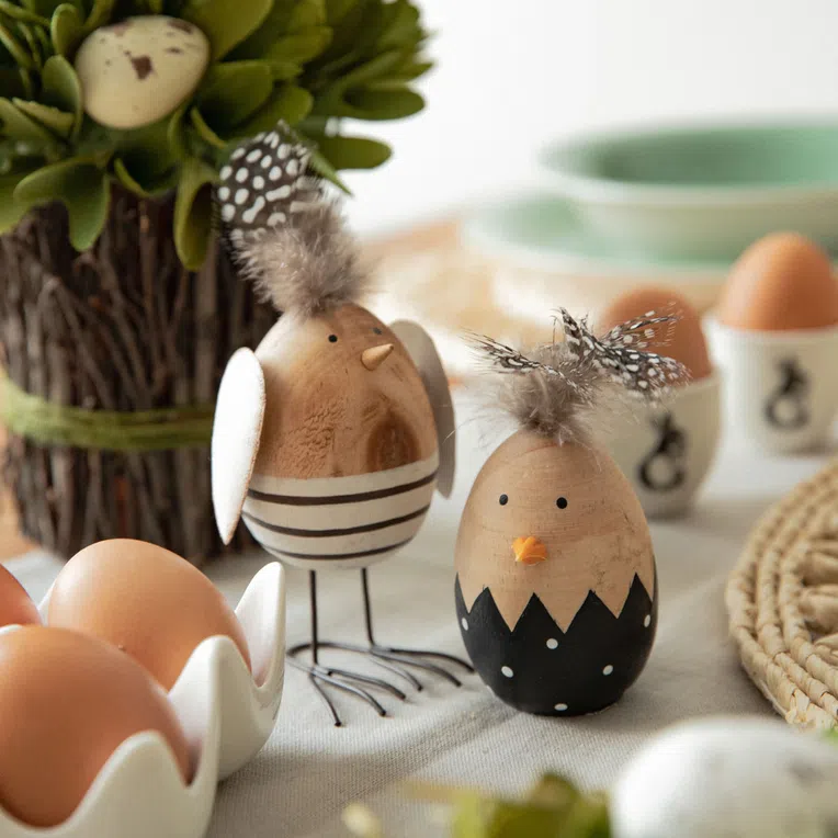 Figurka wielkanocna JINGA kura z piórkiem 5 cm