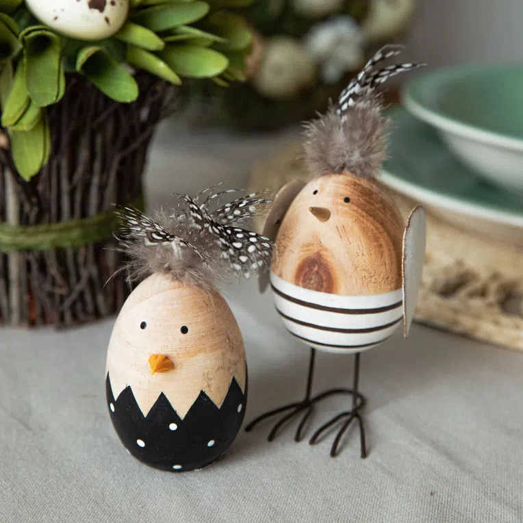 Figurka wielkanocna JINGA kura z piórkiem 5 cm