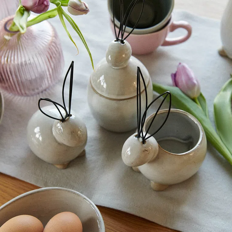 Figurka wielkanocna KOBES ceramiczna zając z metalowymi uszami 18x10 cm