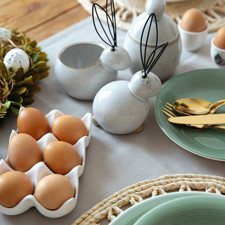 Figurka wielkanocna KOBES ceramiczna zając z metalowymi uszami 18x10 cm