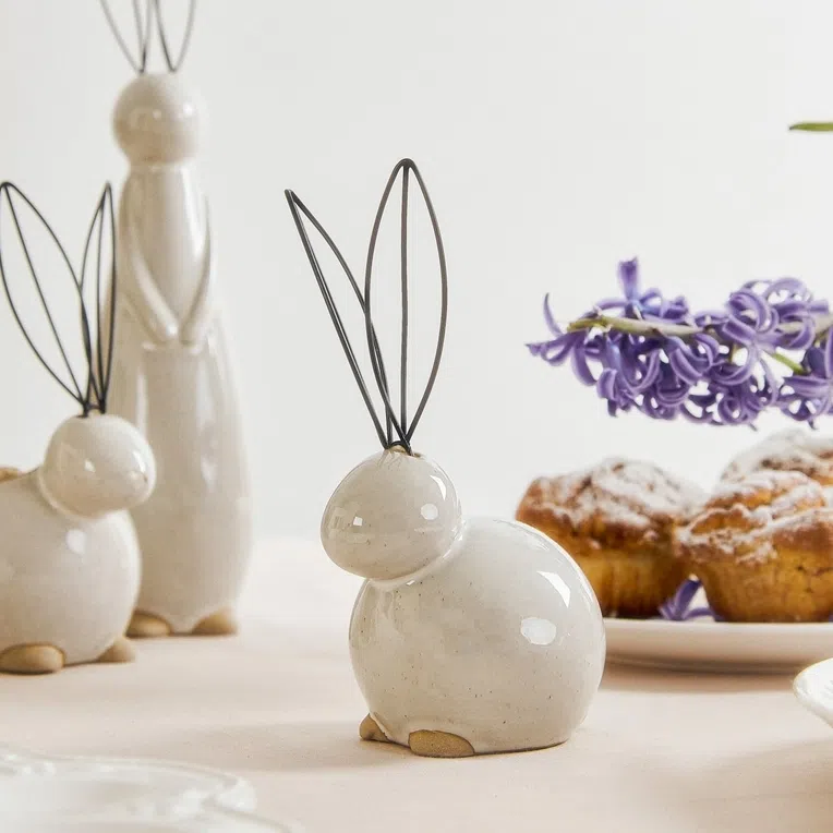 Figurka wielkanocna KOBES ceramiczna zając z metalowymi uszami 18x10 cm