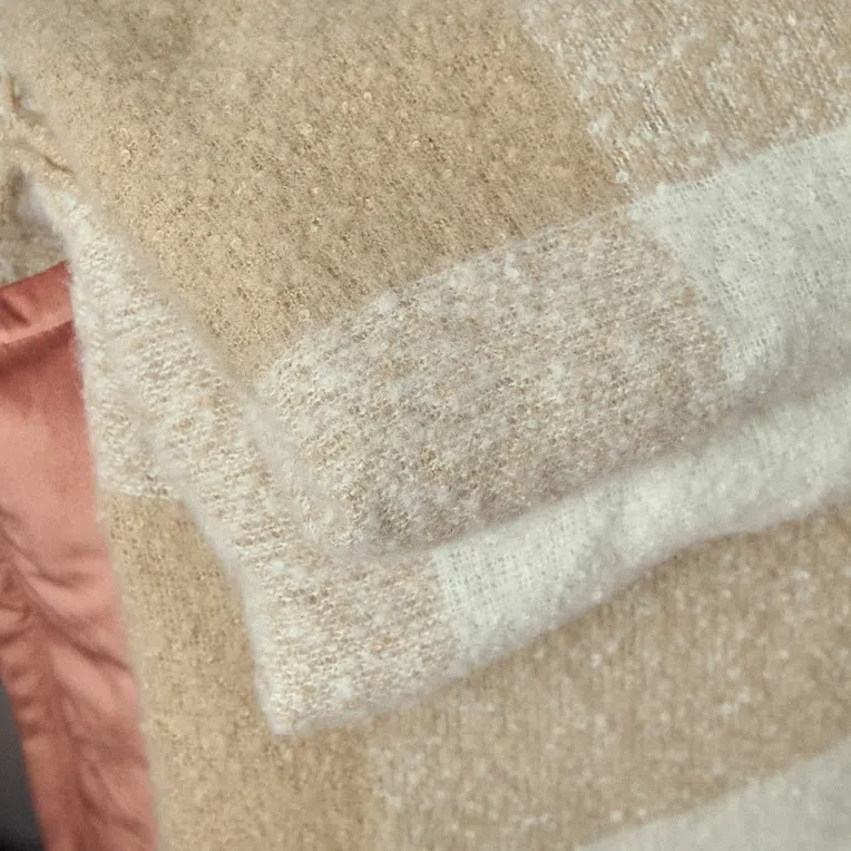 Koc ALLORA z przędzy boucle ecru 130x170 cm