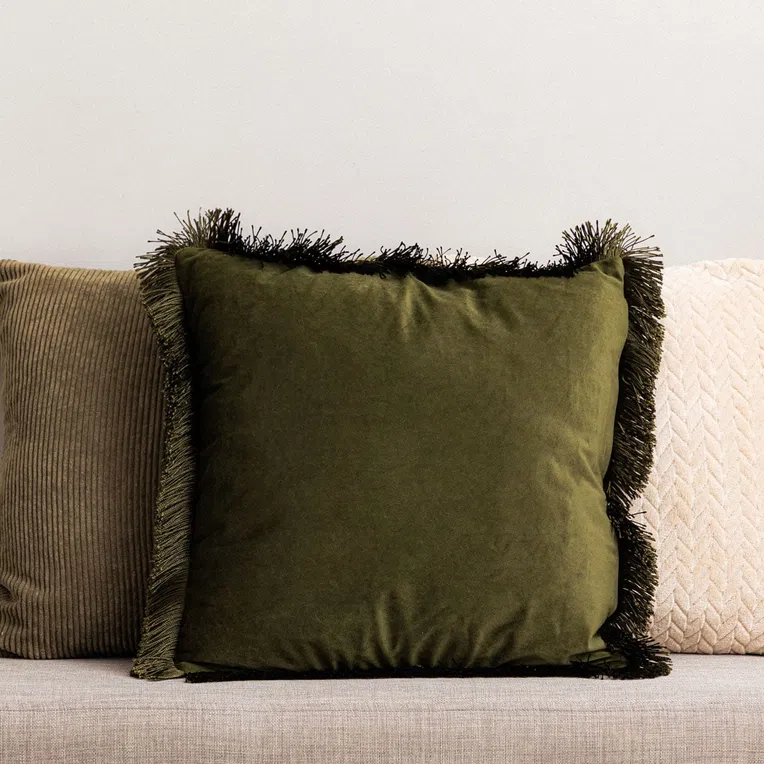 Poszewka LIMA z frędzlami oliwkowa 45x45 cm