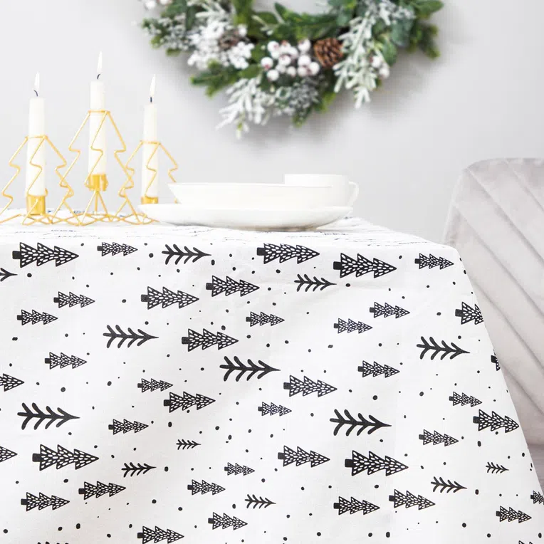 Obrus HALLA w czarne choinki 130x180 cm
