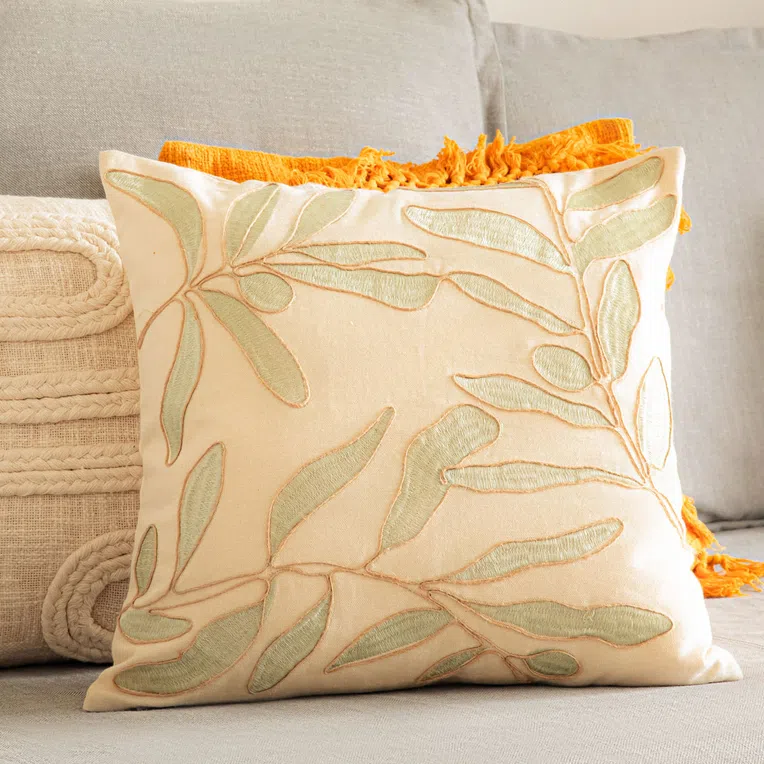 Poszewka FREJA w wyszywane liście beżowa 45x45 cm