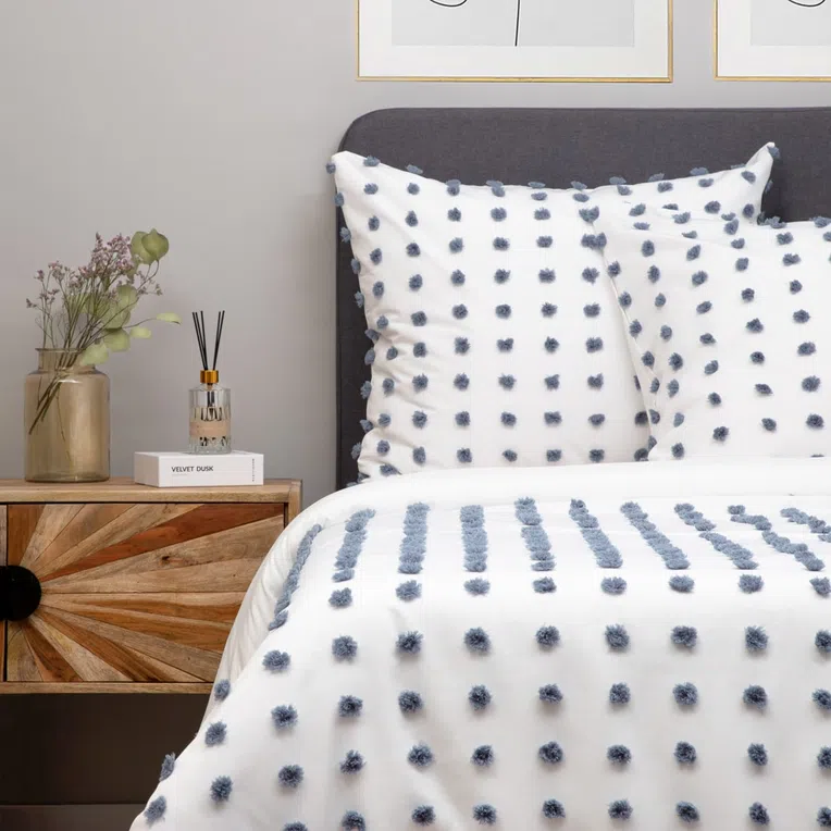 Pościel NIVELL z mikrofibry z niebieskimi pomponami 160x200 cm