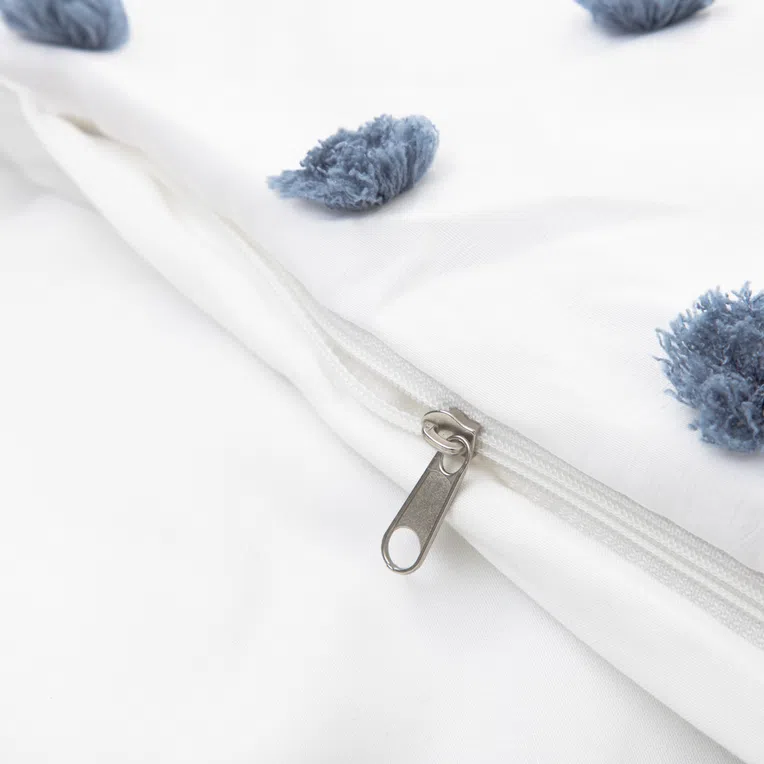 Pościel NIVELL z mikrofibry z niebieskimi pomponami 200x220 cm