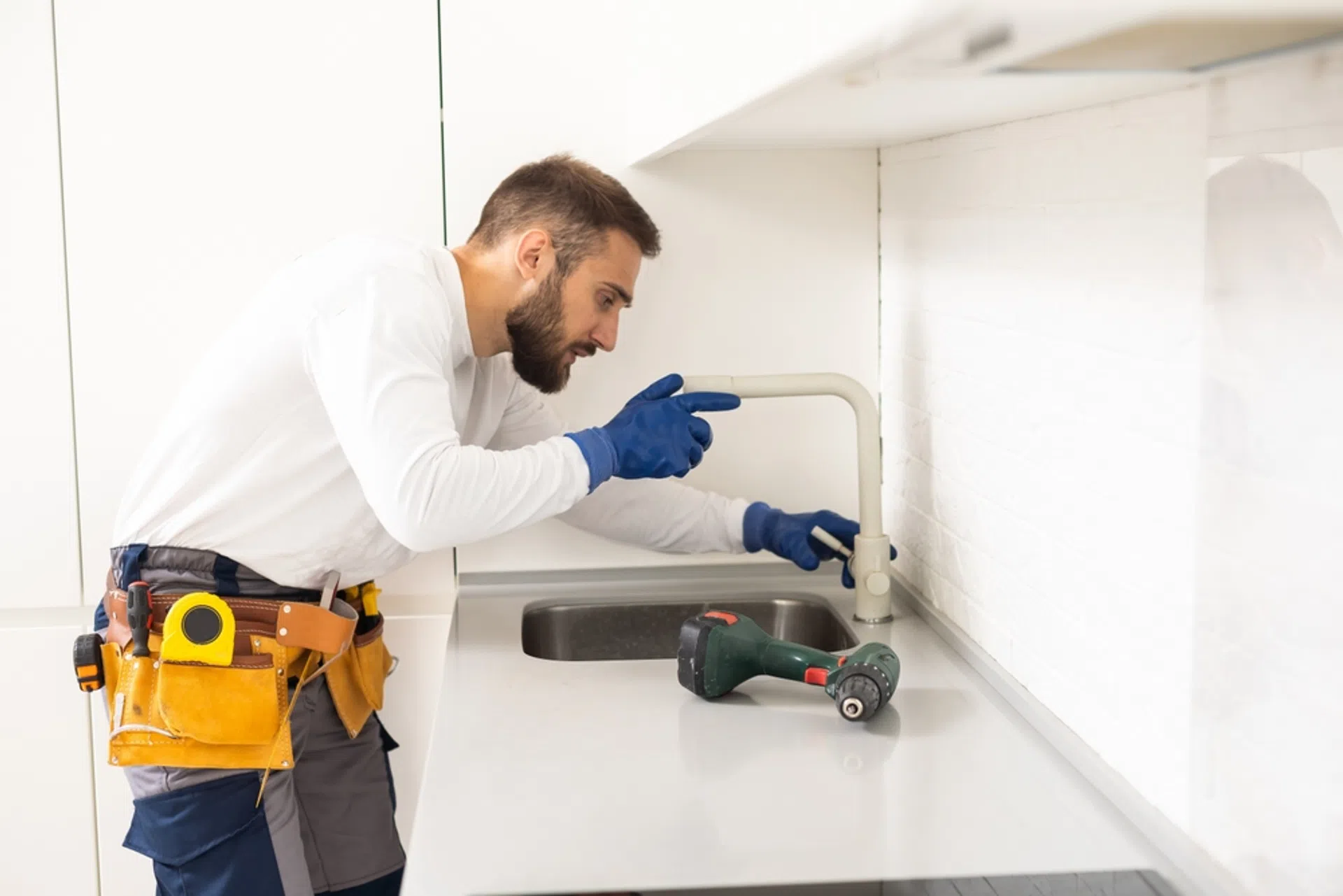 montaż baterii kuchennej