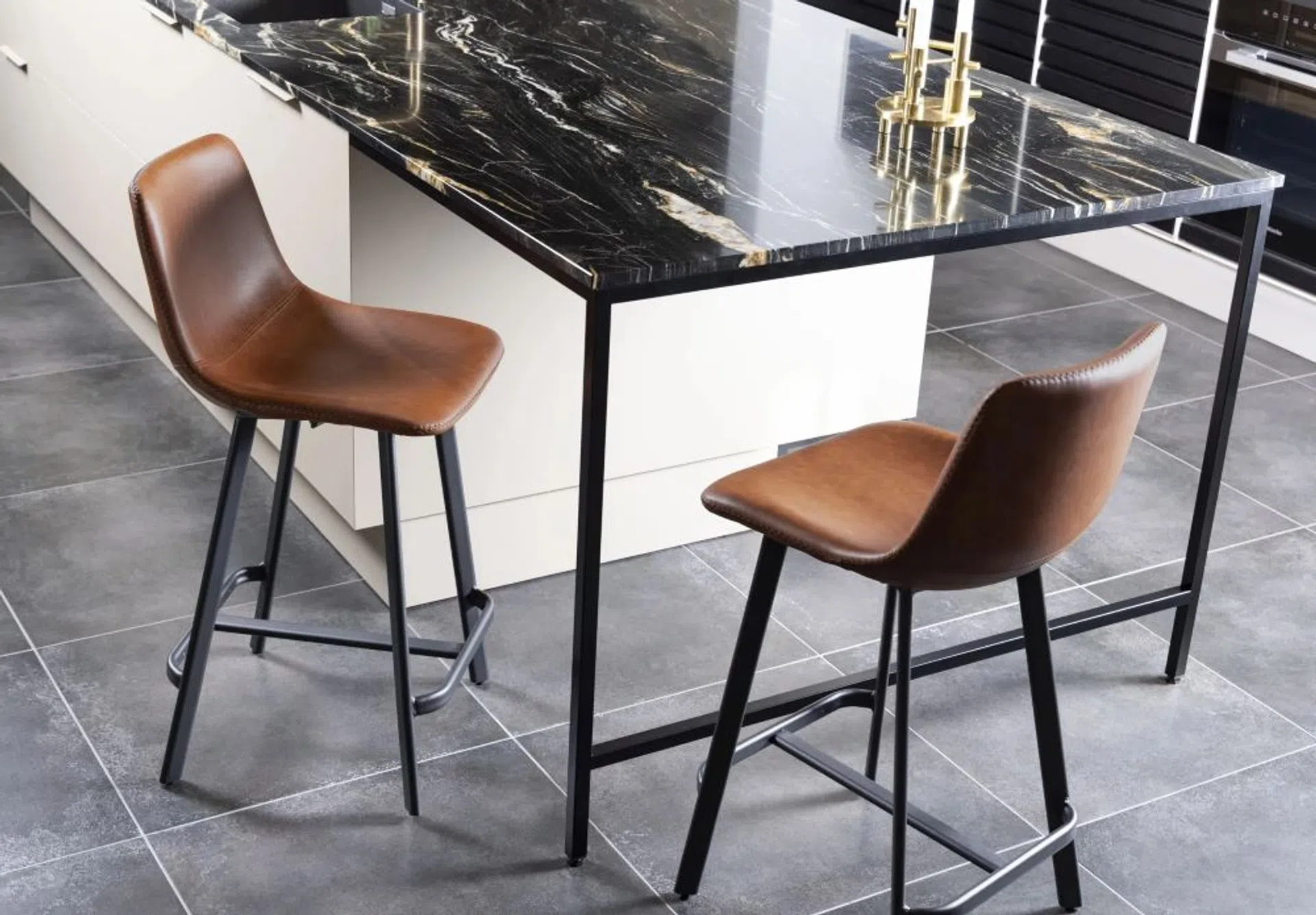 Jaka wysokość blatu pod hokery jest najlepsza? Wskazówki, na co zwracać uwagę