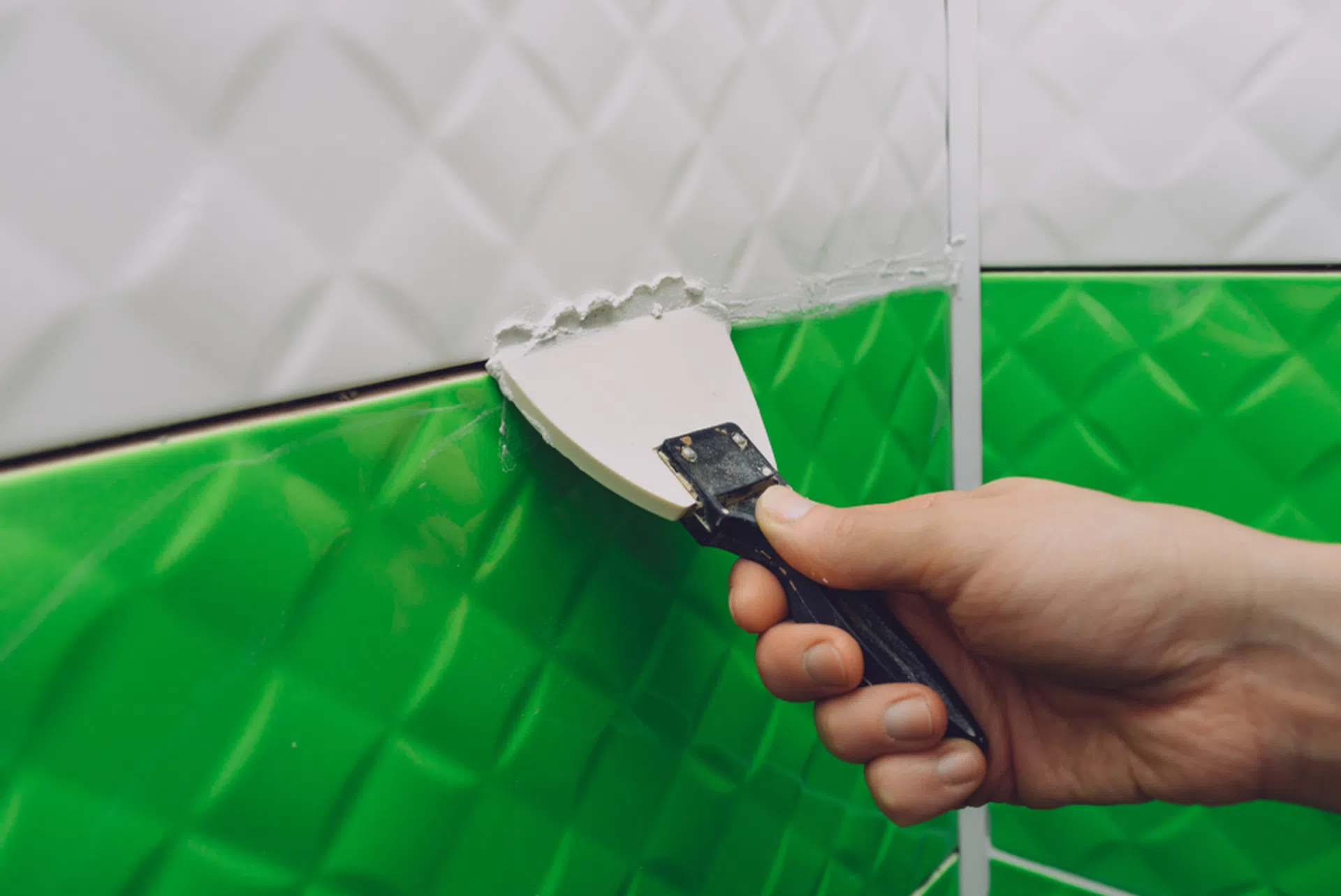 jak fugować płytki