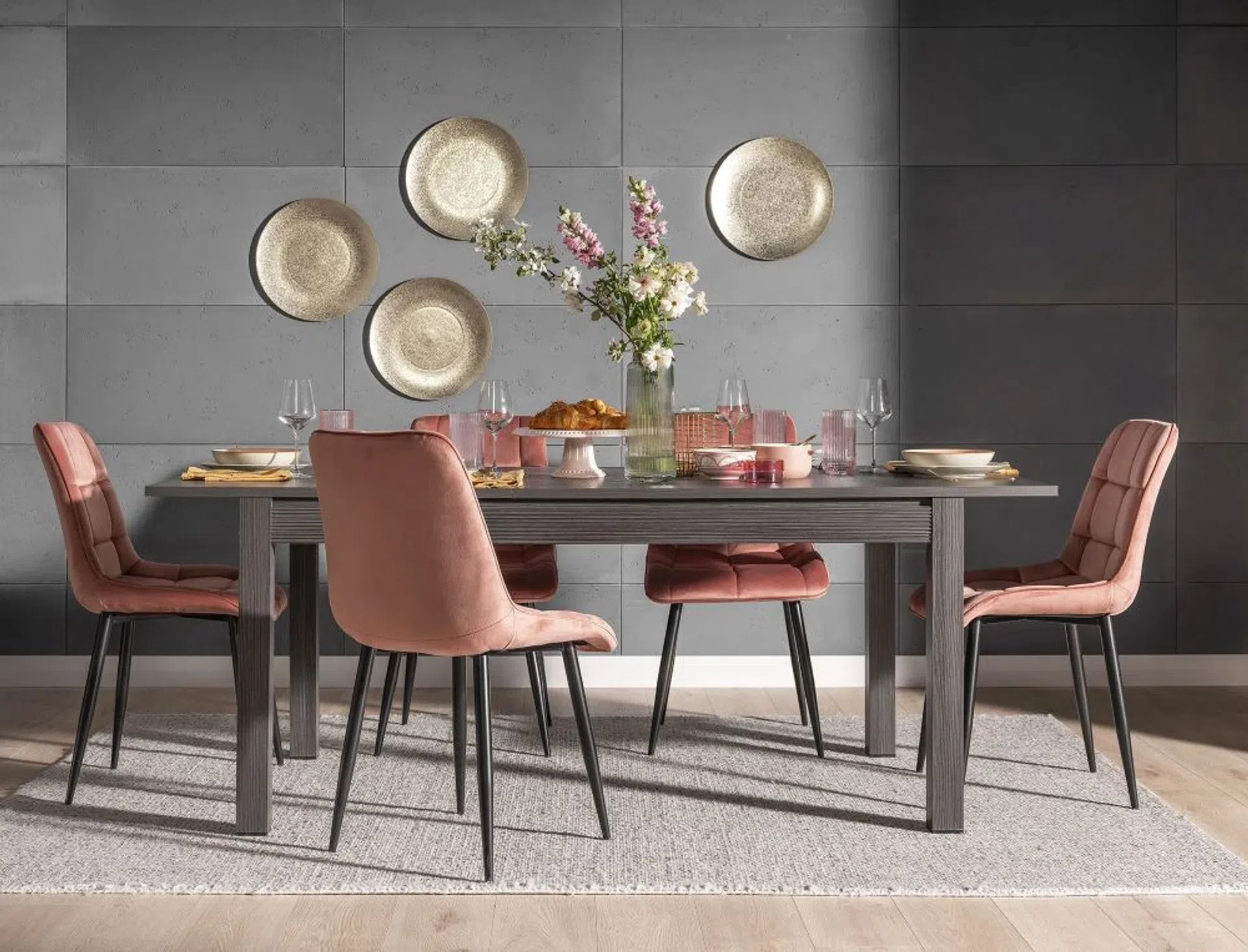 kolorowe krzesła do jadalni