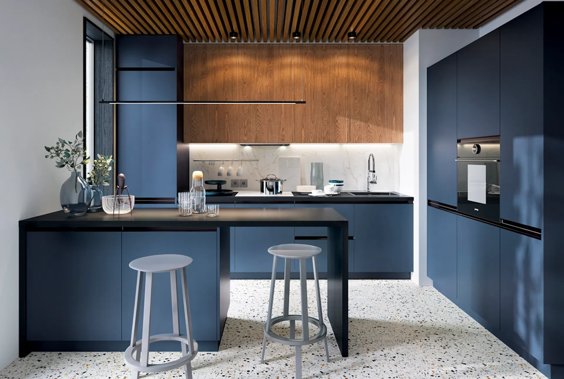 Granatowa kuchnia z drewnem