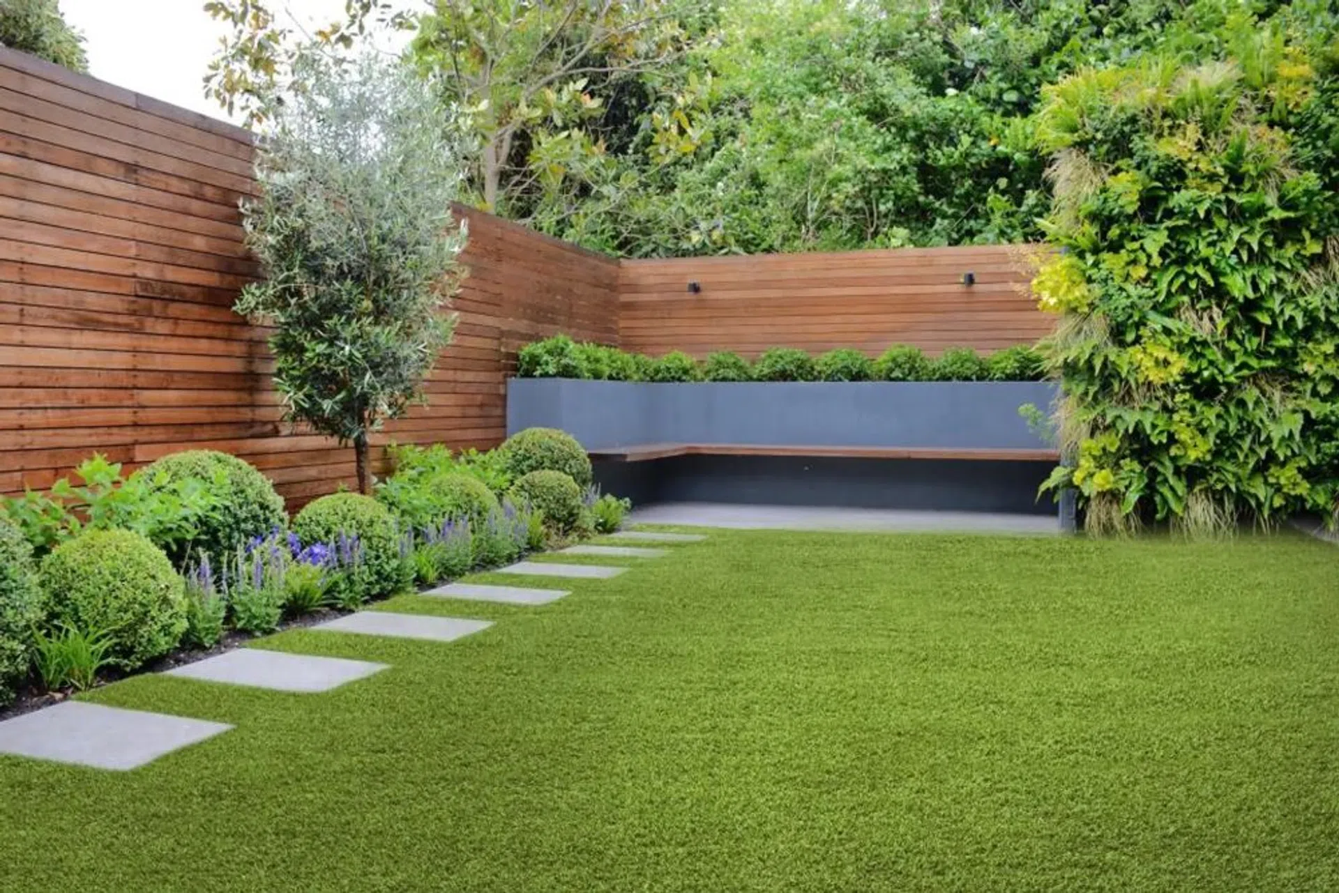 aranżacja tarasu ze sztuczną trawą