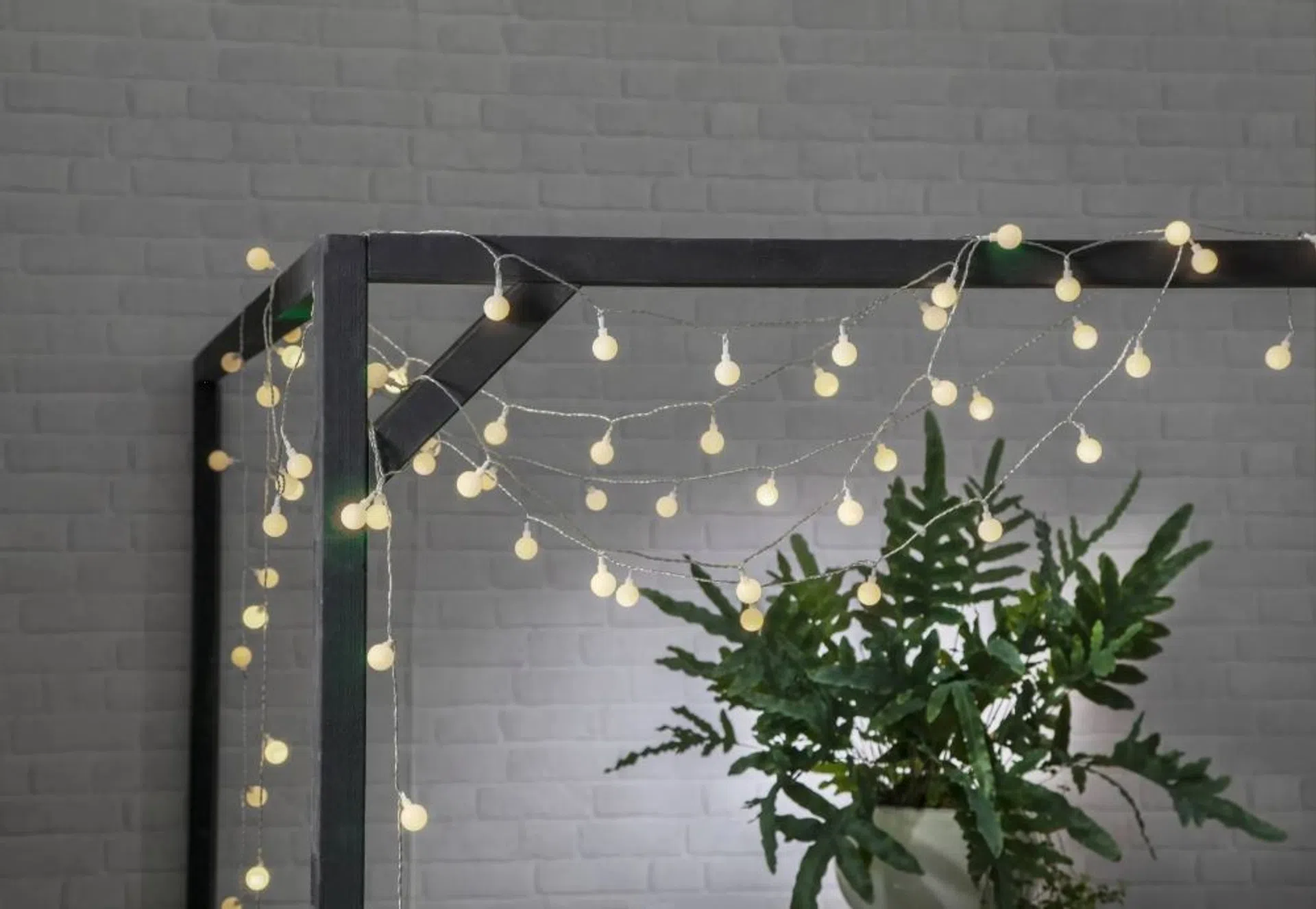 jak zawiesić lampki na balkonie